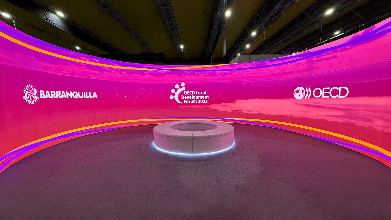 Stand Ciudad para el Foro de Desarrollo Local OCDE 2025 en Barranquilla